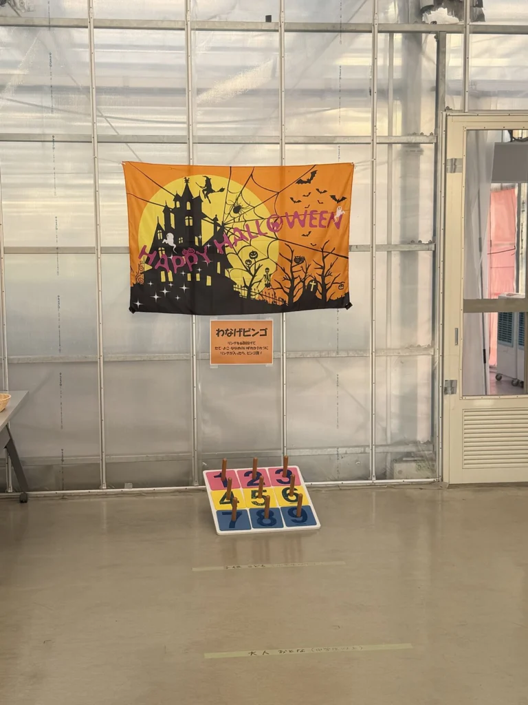 わなげビンゴの看板とリング