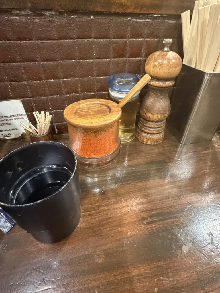 カウンターの卓上調味料と水