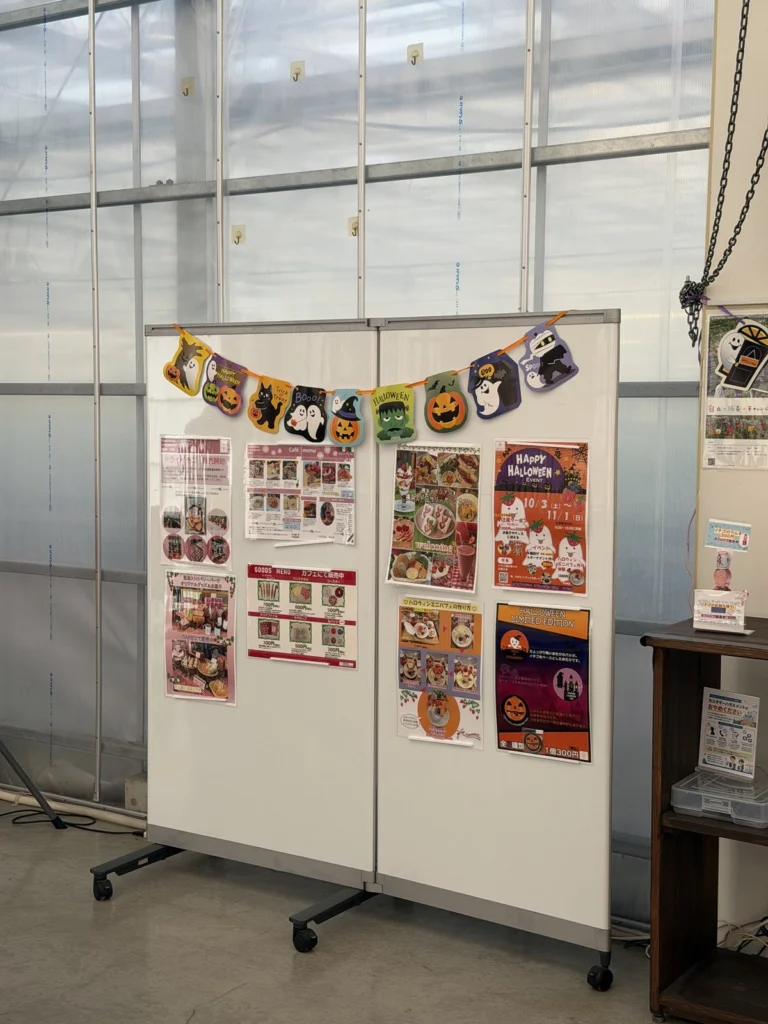 カフェメニューやグッズ、ハロウィンのポスターを貼った掲示板