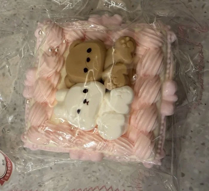 クマとうさぎがのったピンクのケーキ型スクイーズ