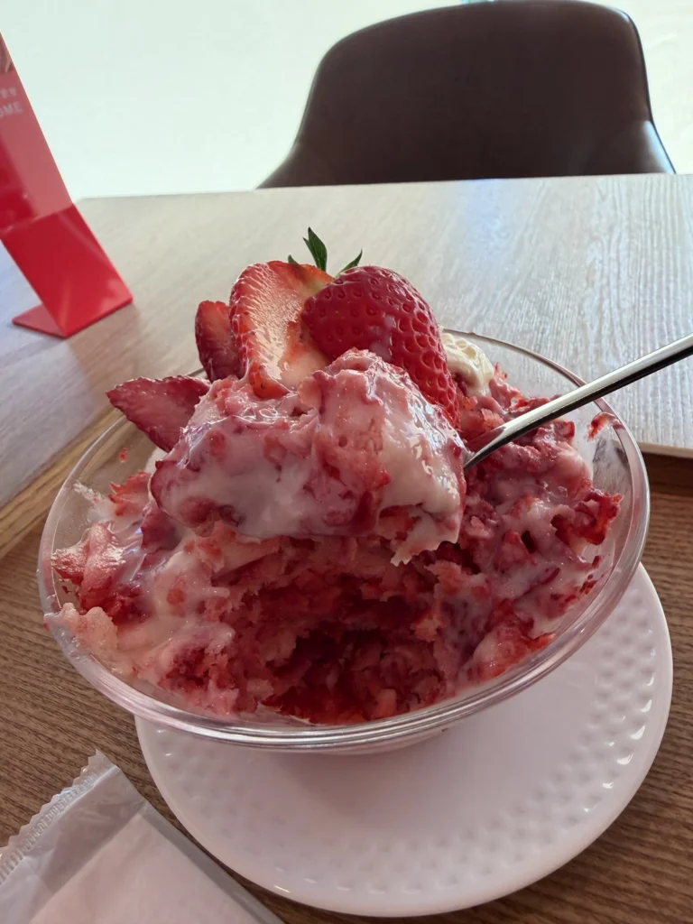 スプーンですくった自家製削りいちご