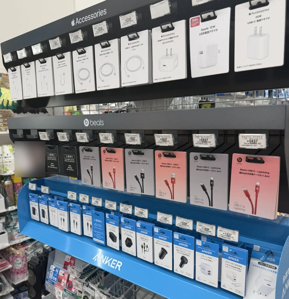 セブン-イレブンの充電コーナー。上からApple純正アクセサリ、Beatsのケーブル、Ankerの棚