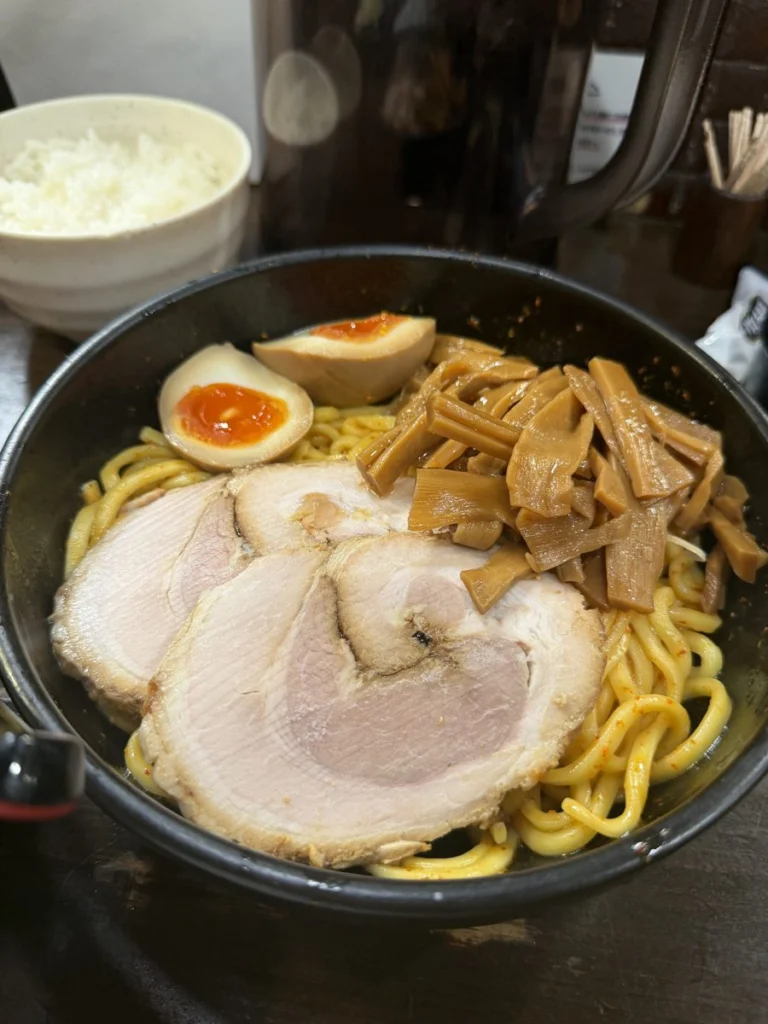 チャーシュー・味玉・メンマがのった辛つけ麺の太麺