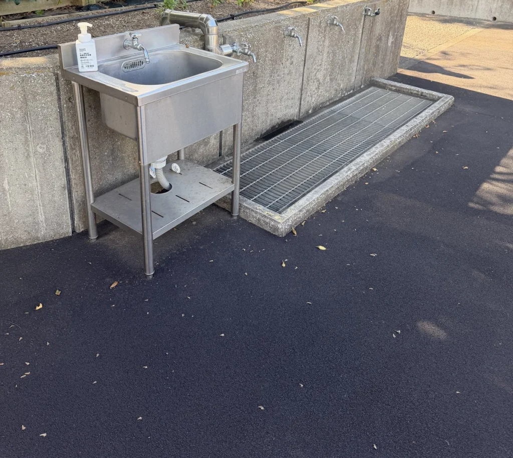 屋外の石けん付き手洗い場