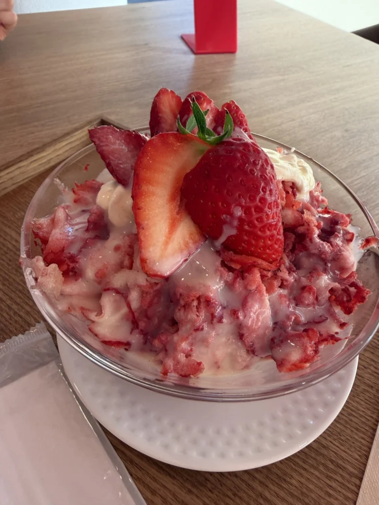 横浜ストロベリーパークのカフェの自家製削りいちご