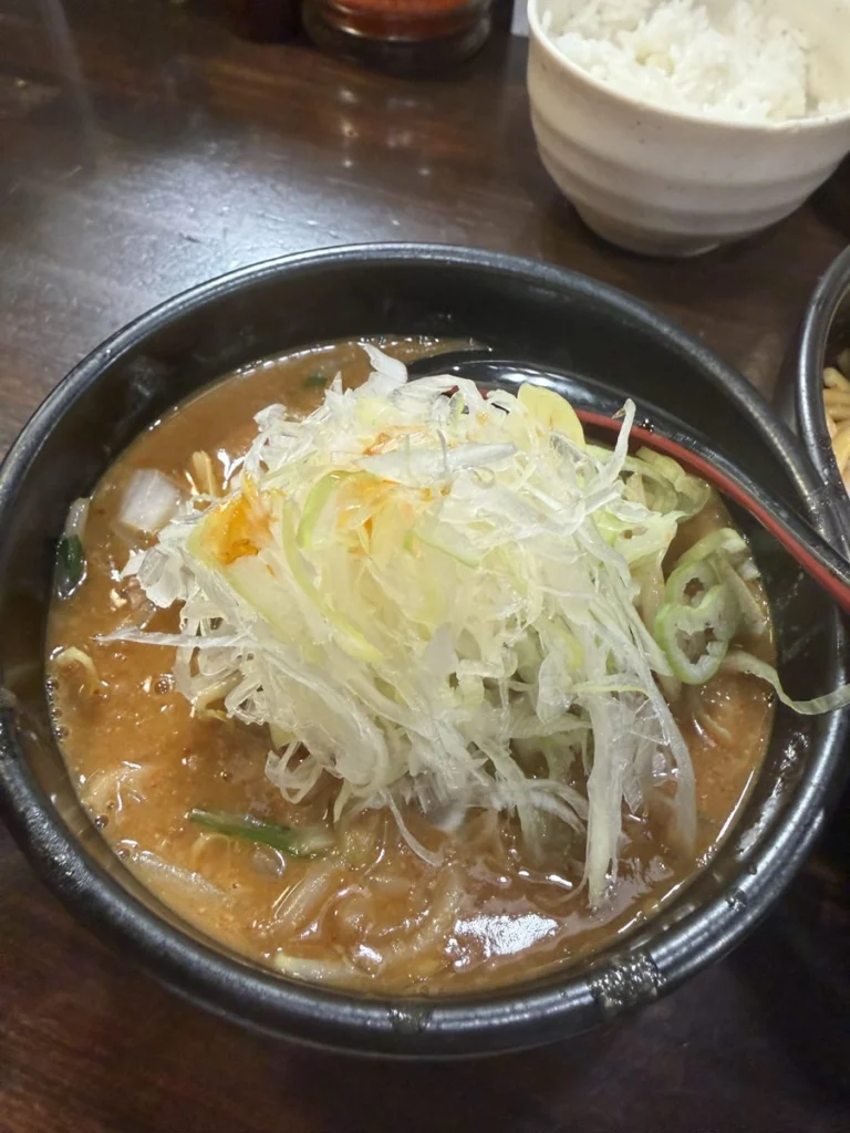白ねぎが山盛りの辛味噌つけ麺のつけ汁